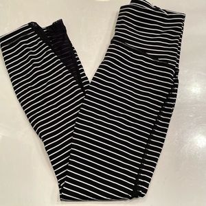 [ LIKE NEW ] Size 4 Lululemon Train Times Pant 25"
Parallel Stripe Black White